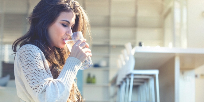 Bukan Cuma Mitos, Minum Air Sambil Berdiri Mengancam Kesehatan Lho!