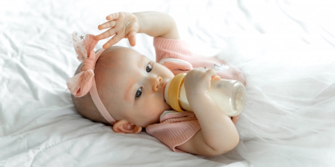 5 Hal Ini Bisa Jadi Penyebab Bayi Gak Mau Minum Susu dari Botol