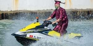 Keren Banget, Sekolah Ini Gelar Acara Wisuda dengan Menggunakan Motor Jet Ski