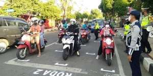 Cara Unik Physical Distancing di Tuban, Buat Jarak Pengendara Lampu Merah Mirip Start Balapan MotoGP