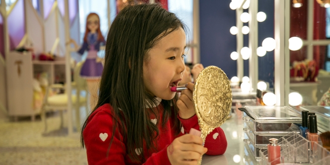 Makeup Gak Sengaja Rusak Buat Mainan Anak? Begini Cara Menyelamatkannya, Moms