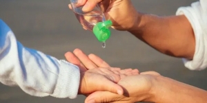 Perlu Gak sih Pakaikan Hand Sanitizer ke Bayi untuk Cegah Corona?