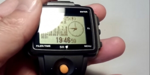 Masih Hitam Putih, Begini Lho Bentuk Smartwatch Pertama di Dunia