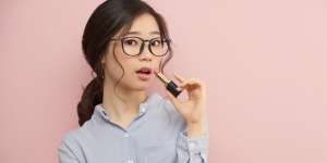 Jangan Suka Pinjam-Pijam Lipstik Girls, Bahayanya Bisa Bikin Kamu Nyesel!