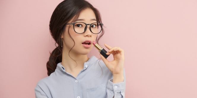 Jangan Suka Pinjam-Pijam Lipstik Girls, Bahayanya Bisa Bikin Kamu Nyesel!