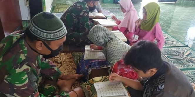 Kisah Prajurit TNI di Perbatasan: Siang Tenteng Senjata, Sore Guru Ngaji