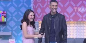 So Sweet! Ayu Ting Ting Dikasih Kartu Ucapan Menyentuh Sama Didi Riyadi di Ultahnya