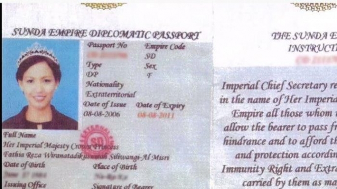 Viral Foto Passport Pakai Mahkota, Wanita Ini Mengaku Putri dari Sunda Empire!