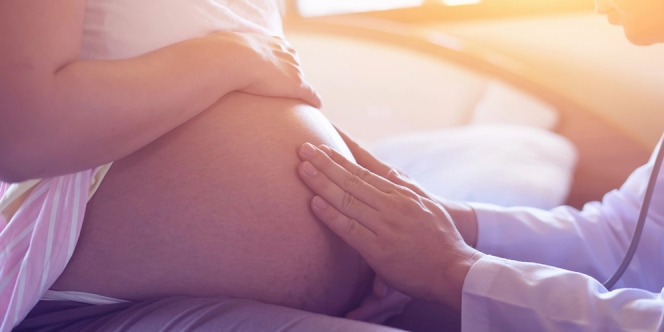 Nepuk Perut Saat Hamil Bisa Bikin Bayi Dalam Rahim Kesakitan Gak sih?