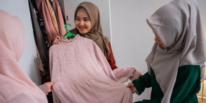 9 Jenis Kain untuk Gamis yang Adem Buat Sehari-Hari, Nyaman dan Bikin Penampilan Tetap Menawan