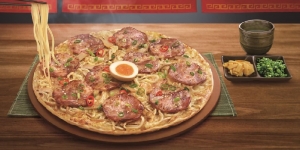 Beda Dari yang Lain, Pizza Hut Taiwan Punya Menu Pizza dengan Topping Ramen!