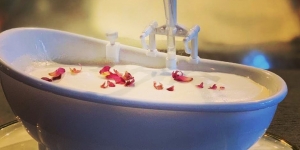 Kafe Ini Punya Varian Minuman 'Air Mandi' dalam Mini Bathtub yang Dituang Langsung Pakai Shower!