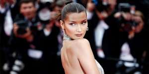 Super Seksi! Bella Hadid Pamer Foto Braless dan Sebut Dirinya Bunga