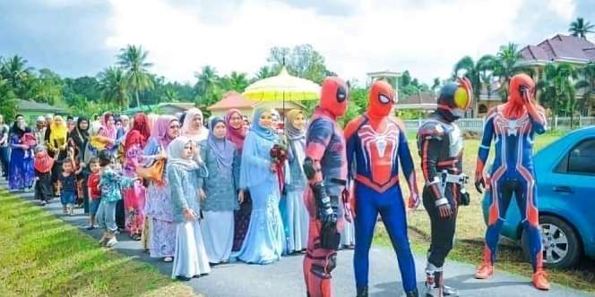 Kocak, Pengiring Pengantin ini Malah Berdandan Superhero! Anti Mainstream Banget