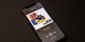 Kabar Gembira, Dengerin Spotify Sekarang Udah Bisa Sambil Baca Lirik lho