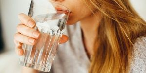 Minum Air Putih Sisa Semalaman Ternyata Bahaya Banget! Siapa nih yang Sering Begini?