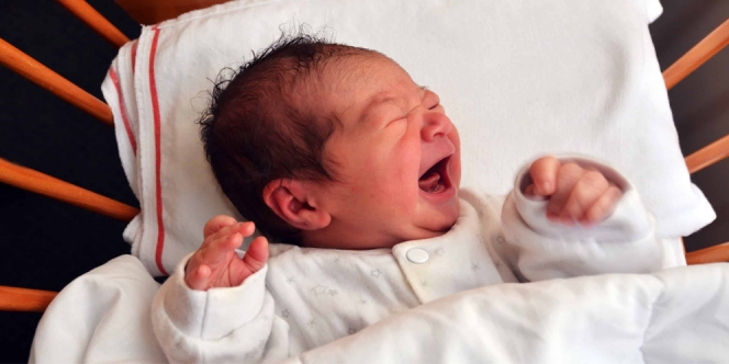 Kenapa ya Bayi Tiba-Tiba Nangis dan Bangun Saat Ditaruh di Tempat Tidur?