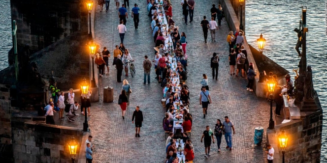 Warga Praha Rayakan Berakhirnya Lockdown dengan Pesta Makan Malam di Tengah Jembatan