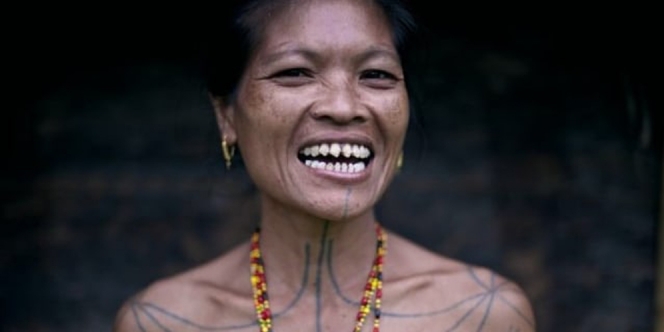 Runcingkan Gigi, Tradisi Unik Nan Menyakitkan yang Jadi Simbol Kecantikan Suku Mentawai