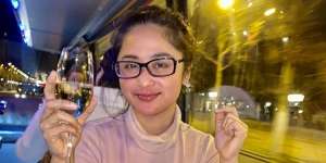 Rayakan Ulang Tahun Kakak Tercinta, Dewi Perssik Hadiahkan Buket Uang Super Jumbo!