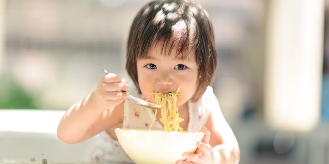 Yuk Ajarkan Anak Makan Sendiri, Biar Nggak Terus-terusan Minta Disuapin