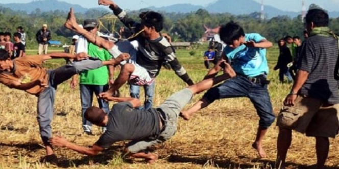 Unik, Masyarakat Sulawesi Selatan Rayakan Panen Raya dengan Adu Betis!