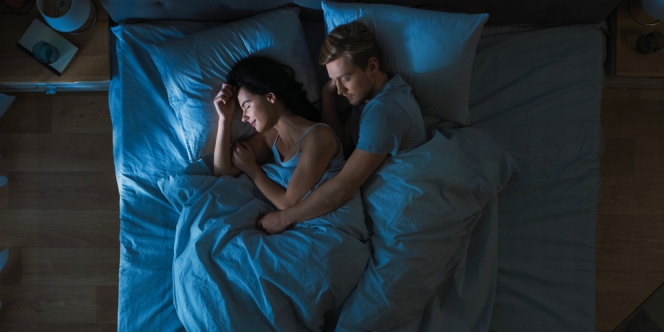 Jarang Disadari, Posisi Tidur Suami Istri Ternyata Menyimpan Beragam Makna loh!