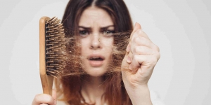 20 Penyebab Rambut Rontok Parah pada Wanita dan Cara Mengatasinya