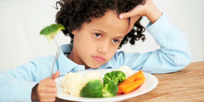 Kenapa sih Anak Kecil Bisa Benci Banget Makan Sayur? Gini Cara Bujuknya!