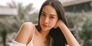 Anya Geraldine Unggah Foto Seksi Serba Hitam, Netizen: Pakai Jaket Sayang, Nanti Masuk Angin