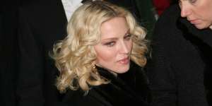 Posting Foto Tanpa Bra, Madonna Sambil Pegang Penyangga! Kenapa Nih?