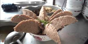 Mencicipi Lezatnya Bakso Raksasa yang Mirip Bunga Mekar, Bisa Buat Berapa Orang tuh?