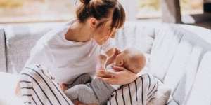 Aman Gak sih Menyusui Bayi Saat Kita Lagi Demam?