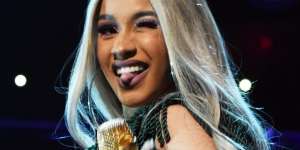 Kembali Bikin Heboh Netizen, Kali Ini Cardi B Pamer Makan Rambutan sama Nasi Kebuli!