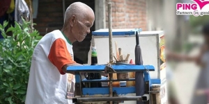 Meski Sering Terjatuh karena Kelelahan, Abah Sanim Tetap Berjualan Cilok Demi Menyambung Hidup