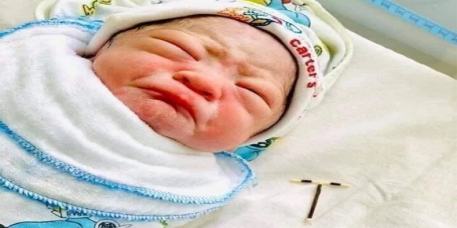 Lahir Sambil Pegang Alat Kontrasepsi Ibunya, Bayi Ini Viral dan Gemparkan Sosial Media