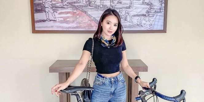 8 Potret Seksi Wika Salim Saat Gowes, Dijamin Bikin Para Pria Melongo Ngeliatnya!