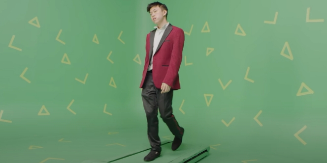 Rilis MV 'Love in My Pocket' dengan Budget Minim, Rich Brian Ajak Fans Utak-Atik Video Klipnya
