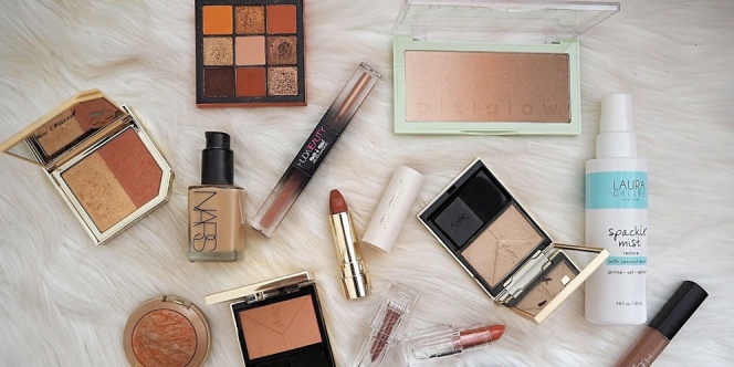 Tetap Flawless Kapanpun, Ini 5 Produk Makeup yang Wajib di Bawa dalam Tas!
