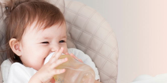 Usia Berapa sih Anak Boleh Minum Air Putih Mom?