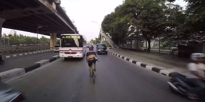 Viral Video WNA Bersepeda Ngebut Lawan Arus di Jalanan Jakarta, Netizen Indonesia Geram