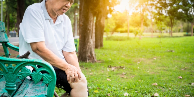 Sering Serang Lansia, Gimana Cara Atasi Osteoporosis di Usia Senja?