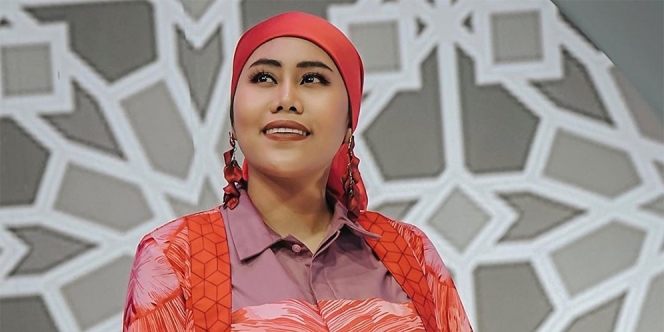 Penyanyi Dangdut Evi Masamba Lelang Mobil Mewahnya Untuk Bantu Korban Banjir di Luwu Utara
