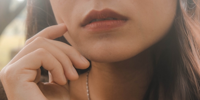 12 Cara Memerahkan Bibir Hitam Secara Alami dan Permanen dengan Bahan yang Aman