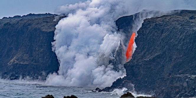 Melihat dari Dekat Aliran Lava Pijar di Hawaii Volcanoes National Park, Berani ke Sana?