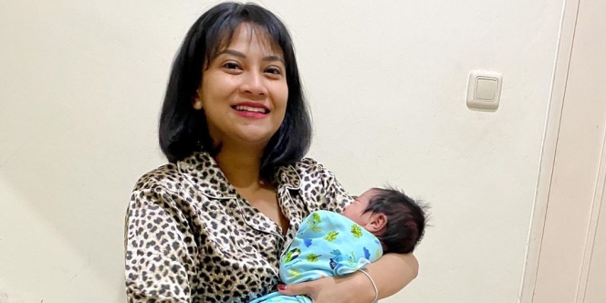 Vanessa Angel Lagi Jemur Bayinya yang Baru Lahir, Netizen: Kok Udah Keluar Belum 40 Hari?