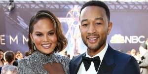 John Legend Lagi Mandi, Sang Istri Chrissy Teigen Malah Videoin dan Cuman Tutupin Bagian Bokongnya!