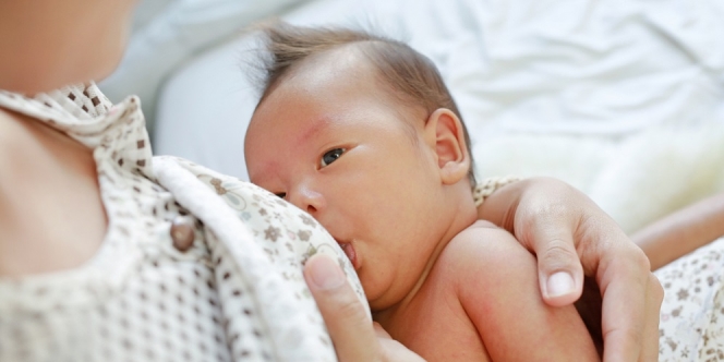Bayi Kerap Berkeringat Saat Menyusu? Apakah Normal?