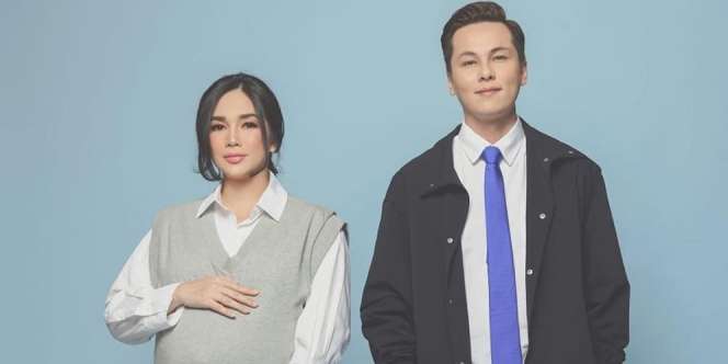 Berasa Muda Lagi, Ussy Sulistyawati dan Andhika Pratama Maternity Shoot Ala Anak Sekolahan Korea