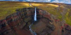 Menilik Keindahan Hengifos, Air Terjun dengan Tebing Warna-Warni yang Ada di Islandia